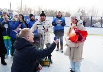 Город принял традиционный турнир «Хоккей в валенках» – «Дворовая шайба», организованный Магнитогорским отделением партии «Единая Россия» в преддверии Дня защитника Отечества

Настоящий праздник спорта ждал всех собравшихся: зажигательные аниматоры, призы для самых активных зрителей, и, конечно же, ароматная полевая кухня с солдатской кашей, горячим чаем и румяными пирогами