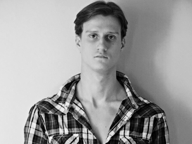 Shot: под дверью квартиры актера Марка Вдовина обнаружен мертвый мужчина