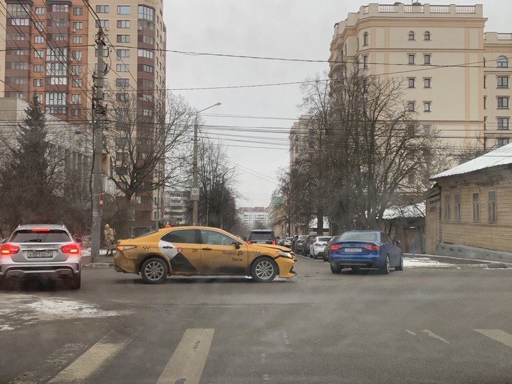 В центре Тула машина «Яндекс.Такси» подбила московскую Audi