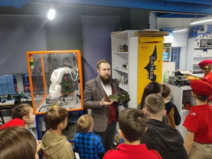 В Пскове прошла экскурсия для детей ветеранов в «Кванториум»