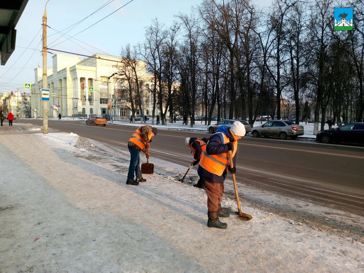 Порядок на улицах Орла наводят 106 уборщиков и 59 единиц техники