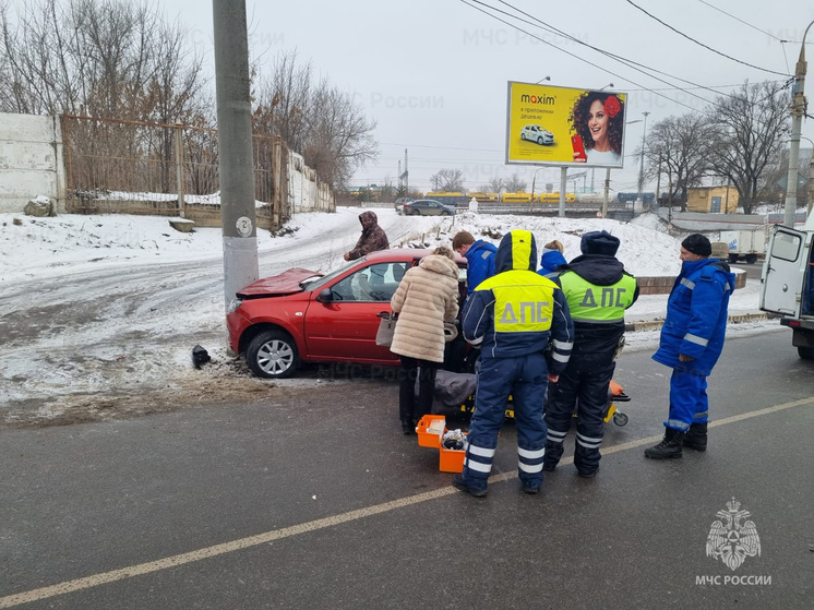 В Орле на Московском шоссе водитель авто врезался в столб освещения