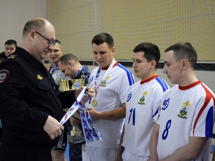 В турнире по мини-футболу в НАО победу одержали стражи порядка