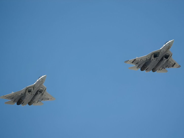 Истребитель пятого поколения Су-57Э заинтересовал гостей авиавыставки в Индии