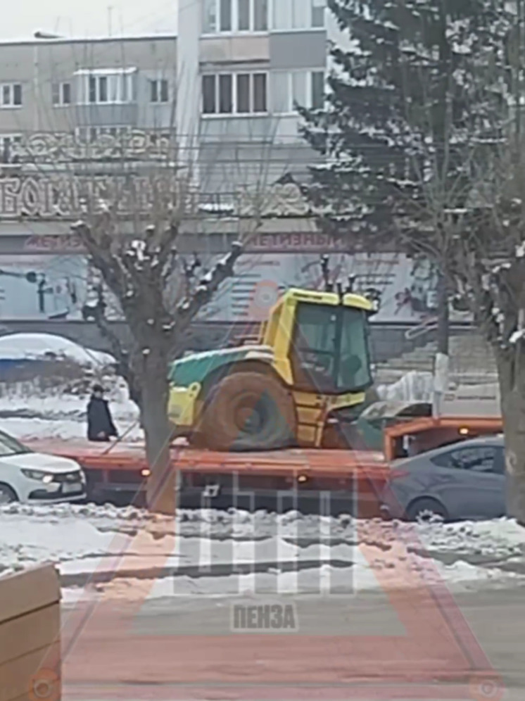 На улице Минской в Пензе с трала слетела спецтехника