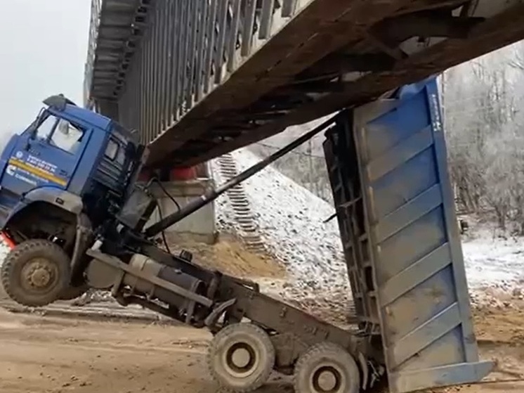 Появилось видео эвакуации самосвала, повисшего под мостом в Тверской области