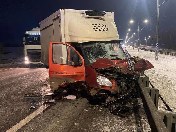 Столкновение двух грузовиков отправило в воронежскую больницу белгородца