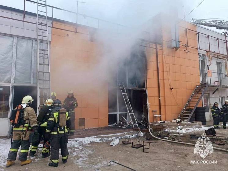 В Новомосковске четыре человека пострадали на пожаре в торговом павильоне