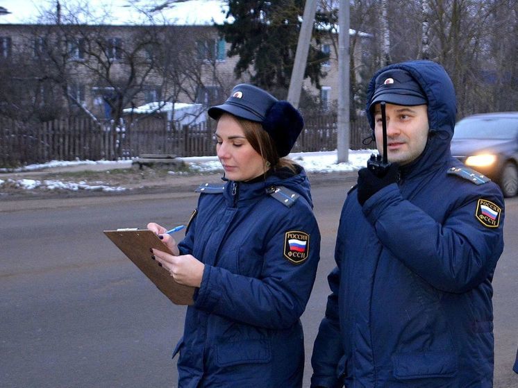 Смоленские судебные приставы взыскали материальный ущерб в пользу пострадавшего от мошенницы