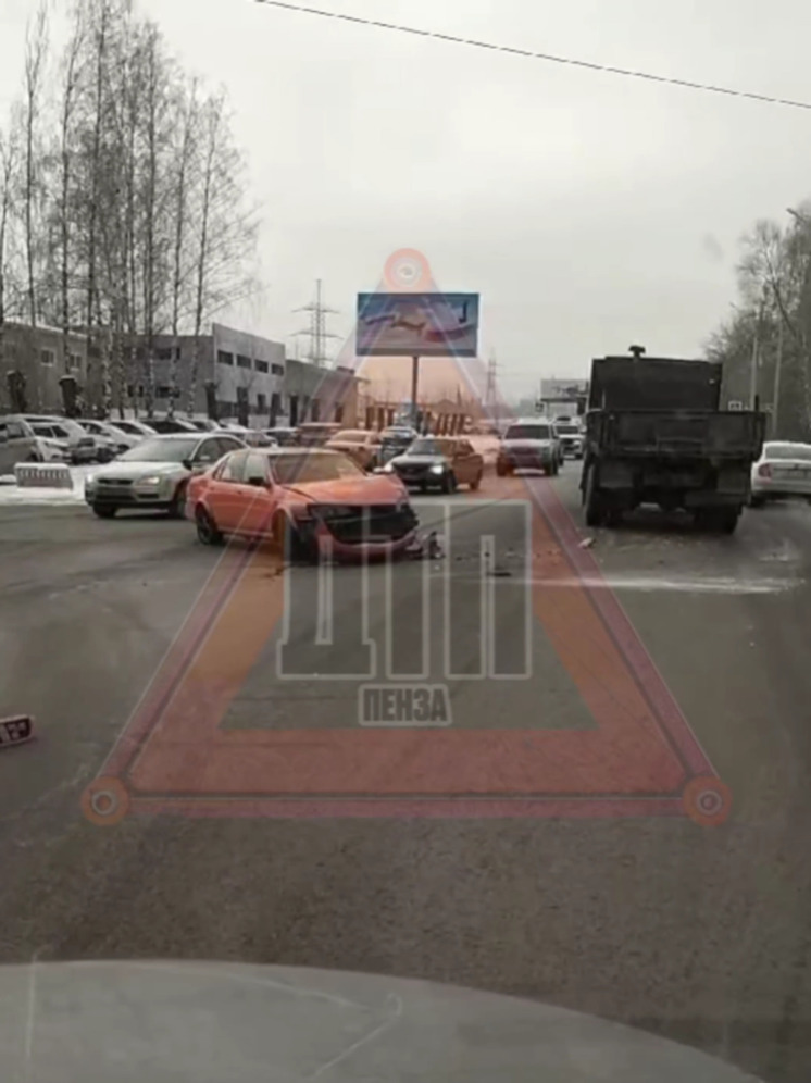 Спорткар столкнулся с большегрузом на улице Аустрина в Пензе