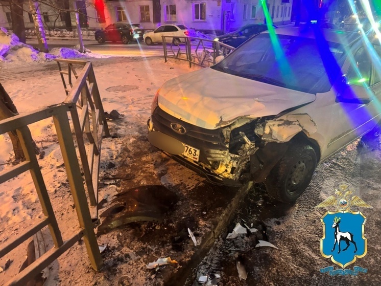 Иномарка выбила «Гранту» с молодым водителем на ограждение в Самаре 10 февраля