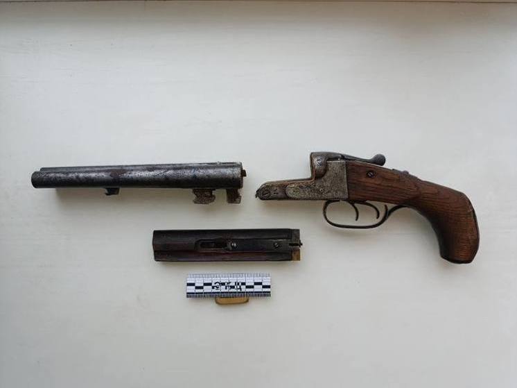 Мужчина незаконно приобрел и хранил огнестрельное оружие у себя дома в Хабаровском крае