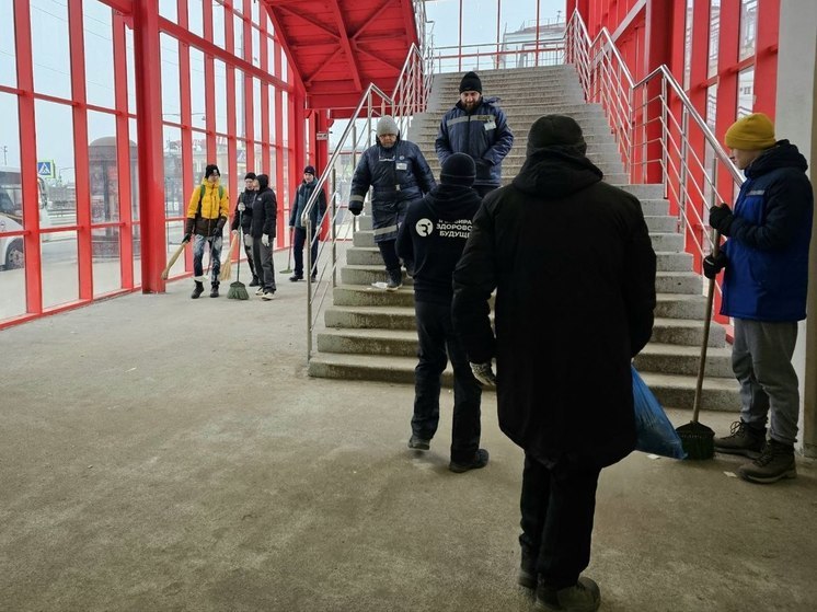 В Серпухове активисты провели уборку на железнодорожном мосту