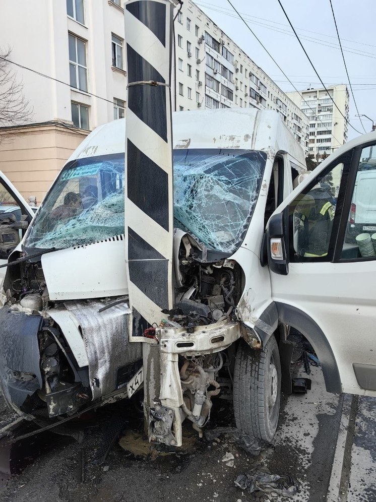 В Самарской области маршрутка влетела в столб, пострадали 4 пассажира, трое в тяжелом состоянии