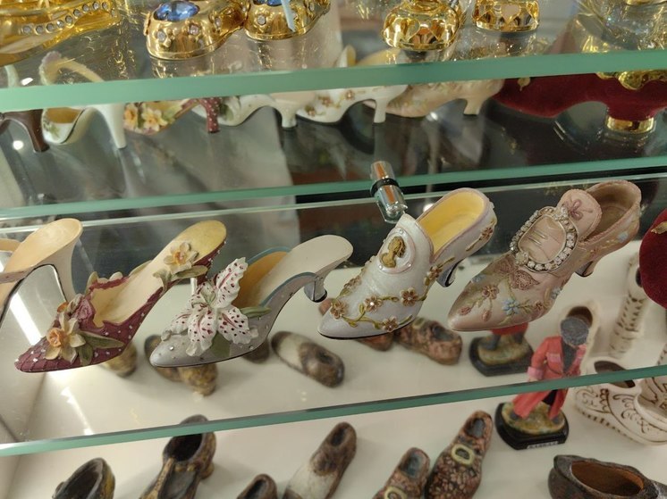 Тысяча и одна хрустальная туфелька выставлены в одной из старейших косметологических клиник Петрозаводска