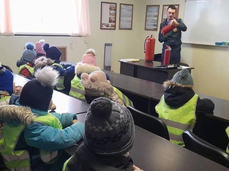 В Чудово спасатели окунули малышей в мир пожарной безопасности