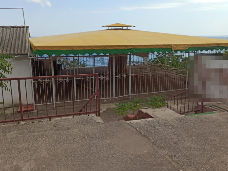 В Алуште самовольно построенное летнее кафе снесли под контролем приставов