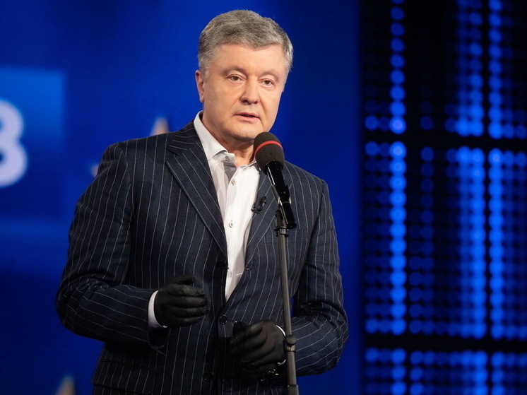 Порошенко заявил, что ситуация на всей линии фронта для ВСУ является критической