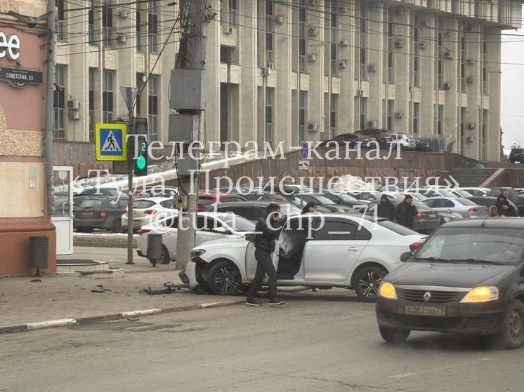 Белый Volkswagen вылетел на тротуар в центре Тулы