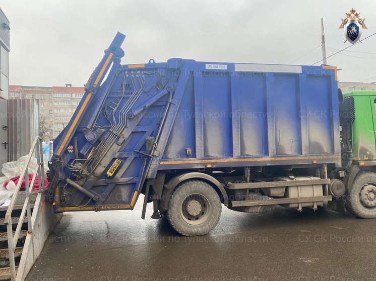 В Алексине грузчик погиб в кузове мусоровоза от запущенного пресса