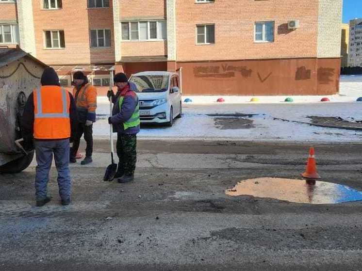 В Тамбове устраняют ямы на Ореховой