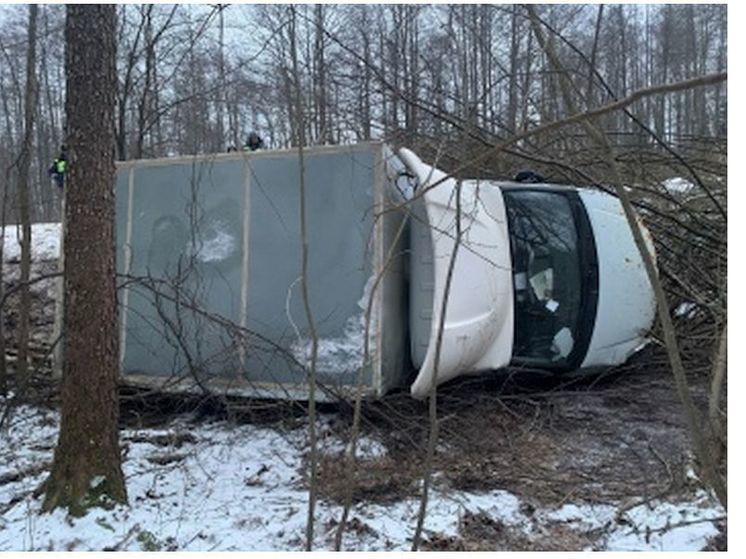 Под Угрой грузовая "Газель" улетела в кювет