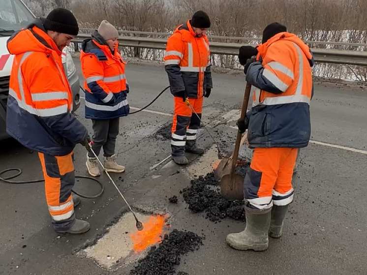 На дорогах Кировской области продолжается ямочный ремонт