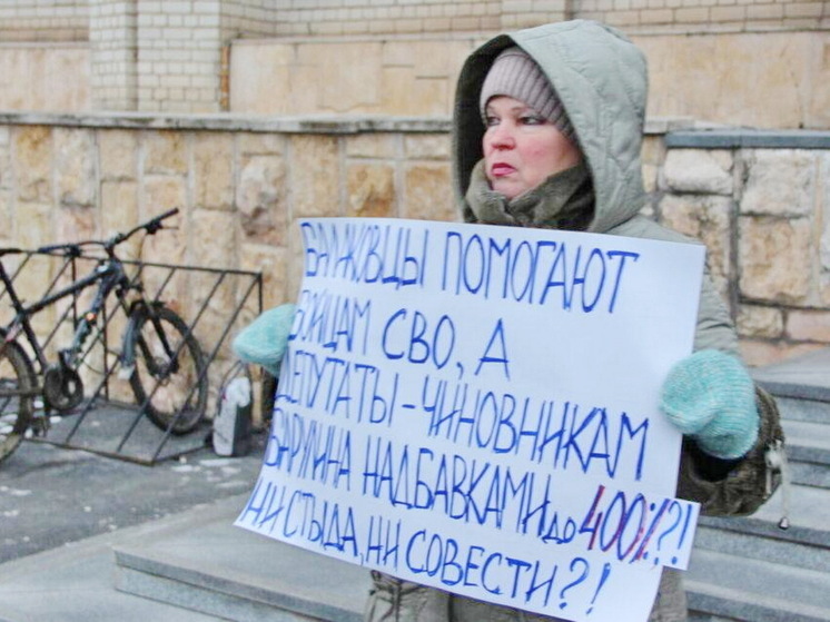 СМИ: в Саратовской области чиновники подняли себе зарплату на 400 %