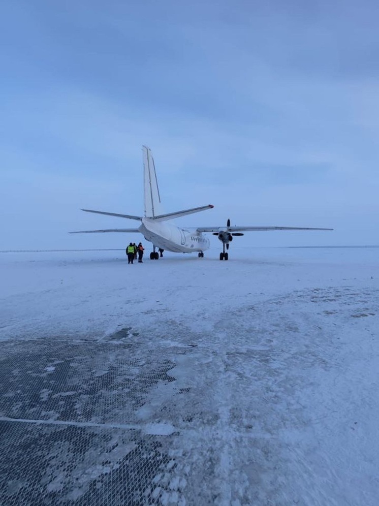 Самолет Ан-24 выкатился за ограничительные огни ВПП на Ямале