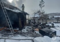 Невнимательность людей при обращении с огнем в печи стала причиной пожара в двухквартирном доме в селе Усть-Курлыч Сретенского района Забайкальского края