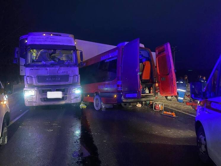 В ДТП под Петербургом с фурой и микроавтобусом есть погибшие и травмированные