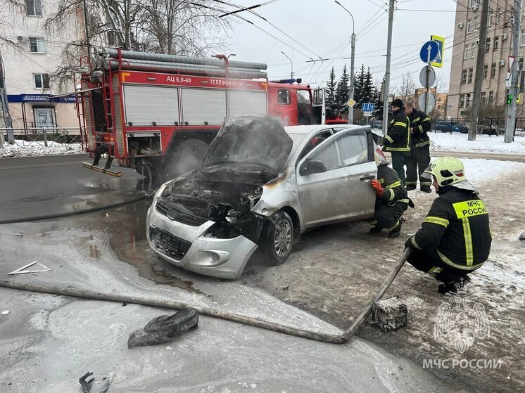 В Великом Новгороде случился пожар в моторном отсеке легкового автомобиля