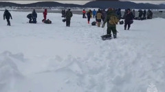 На Сахалине спасатели сняли со льдины 139 рыбаков: видео 