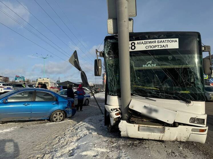 Автобус с неопытным водителем влетел в столб в Красноярске