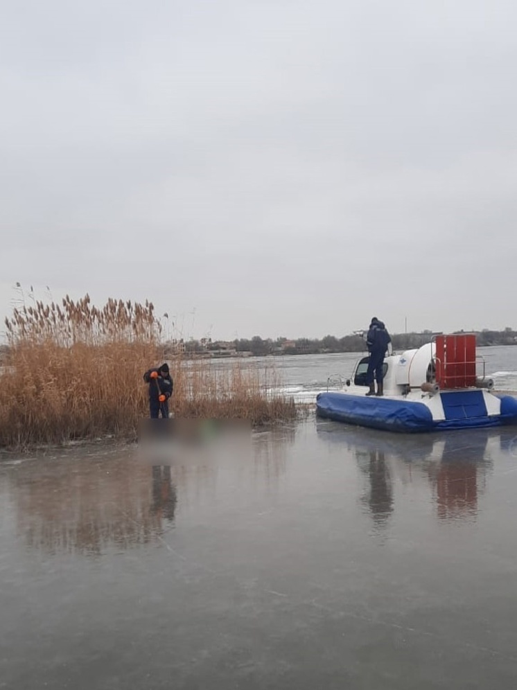 Астраханские спасатели извлекли изо льда тело мужчины на Городском острове