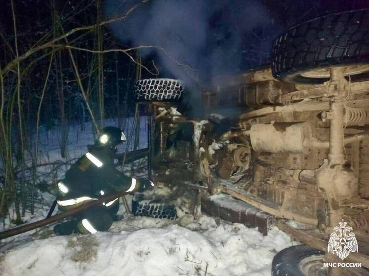 В Тверской области сотрудники МЧС вытащили из кювета "УАЗ"