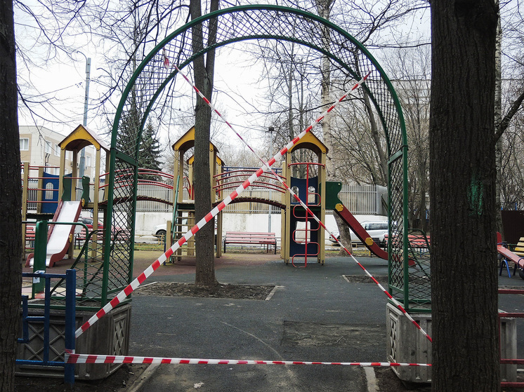 В Челябинске дошколятам показали оружие СВО и дали подержать его в руках