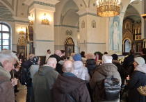 В столичном храме святителя Николая на Трёх Горах в Пресненском районе проходит отпевание народного артиста СССР Олега Стриженова
