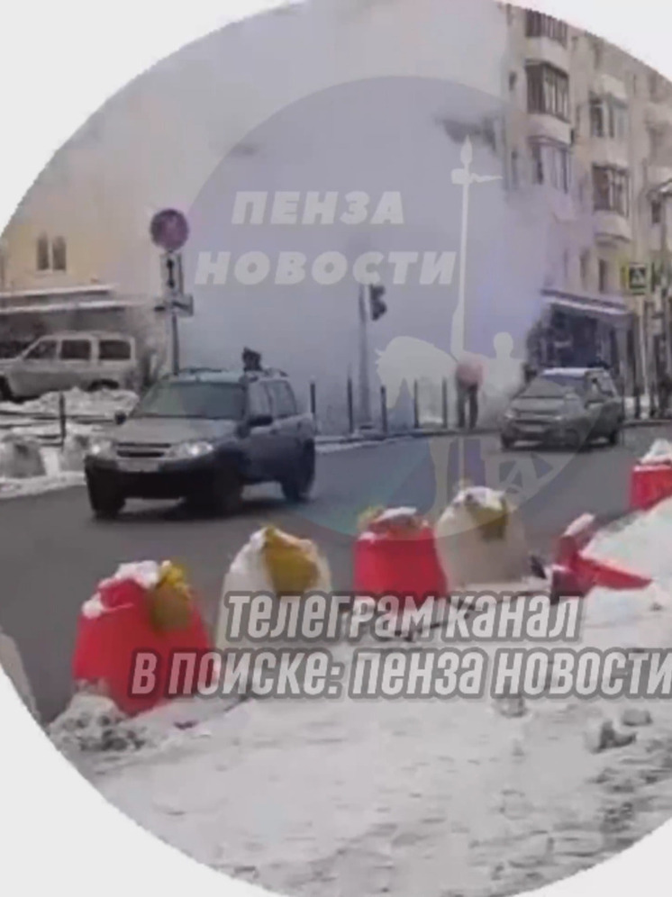Клубы пара: очевидцы сообщили о коммунальной аварии у ТЦ «Высшая лига» в Пензе