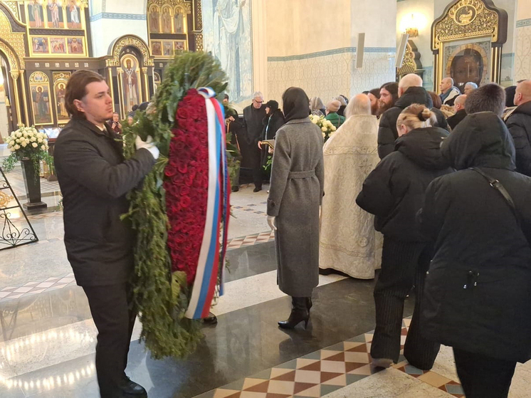 В храме, где отпевают Олега Стриженова, замечен венок от президента России