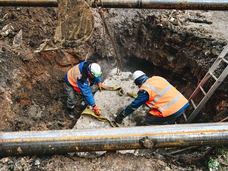 Кипящий фонтан вырвался из-под земли в подмосковных Химках