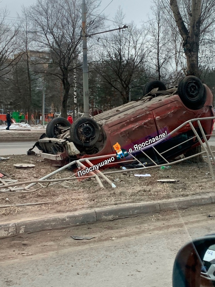 В Ярославле на Ленинградском проспекте автоледи устроила масштабное ДТП с переворотом