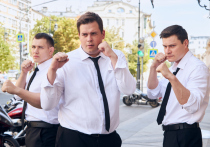 24 февраля на телеканале ТНТ состоится премьера продолжения комедийного сериала «Телохранители» про трех боксеров из Челябинска, которые стали личными охранниками эксцентричного адвоката и закрепились в Москве. Если первый сезон рассказывал главным образом про столкновение двух миров — челябинской «пацанской» тусовки и Москвы, то второй обещает углубиться во взаимоотношения героев, которые стали друг другу ближе. 
