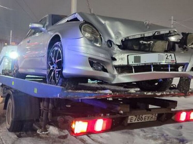 В полиции сообщили подробности угона «Мерседеса», влетевшего в столб