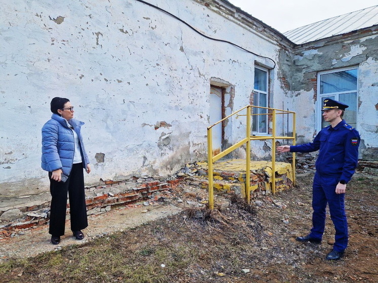 В разрушающейся энгельсской школе уроки физкультуры проводят в соседнем детсаду