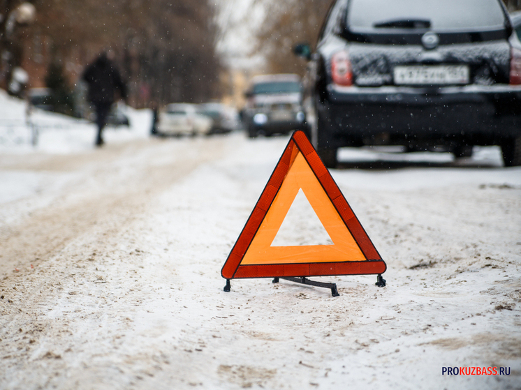 В Новокузнецке случилось ДТП с двумя легковушками на перекрестке