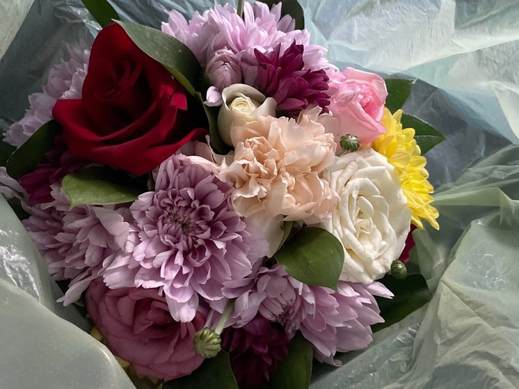 Цветы от неизвестного поклонника могут влететь калужанкам в копеечку