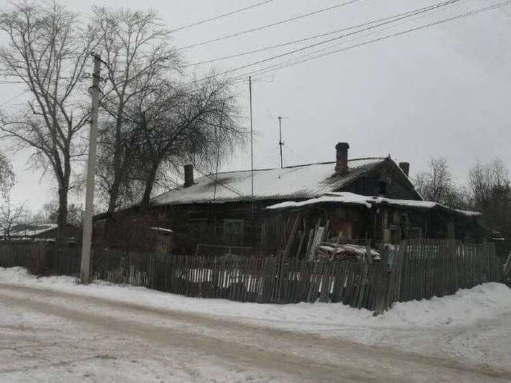 В Омске прокуратура потребовала расселить аварийный деревянный дом на Лесокомбинатской