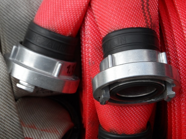 Жители калужских Анненок минувшей ночью тушили дверь