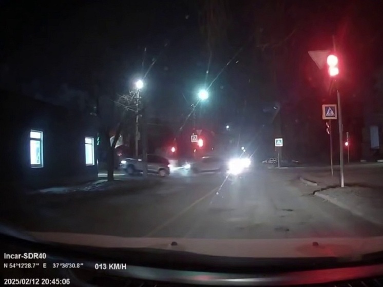 После ДТП на перекрёстке в Зареченском районе Тулы автомобиль утелел на тротуар